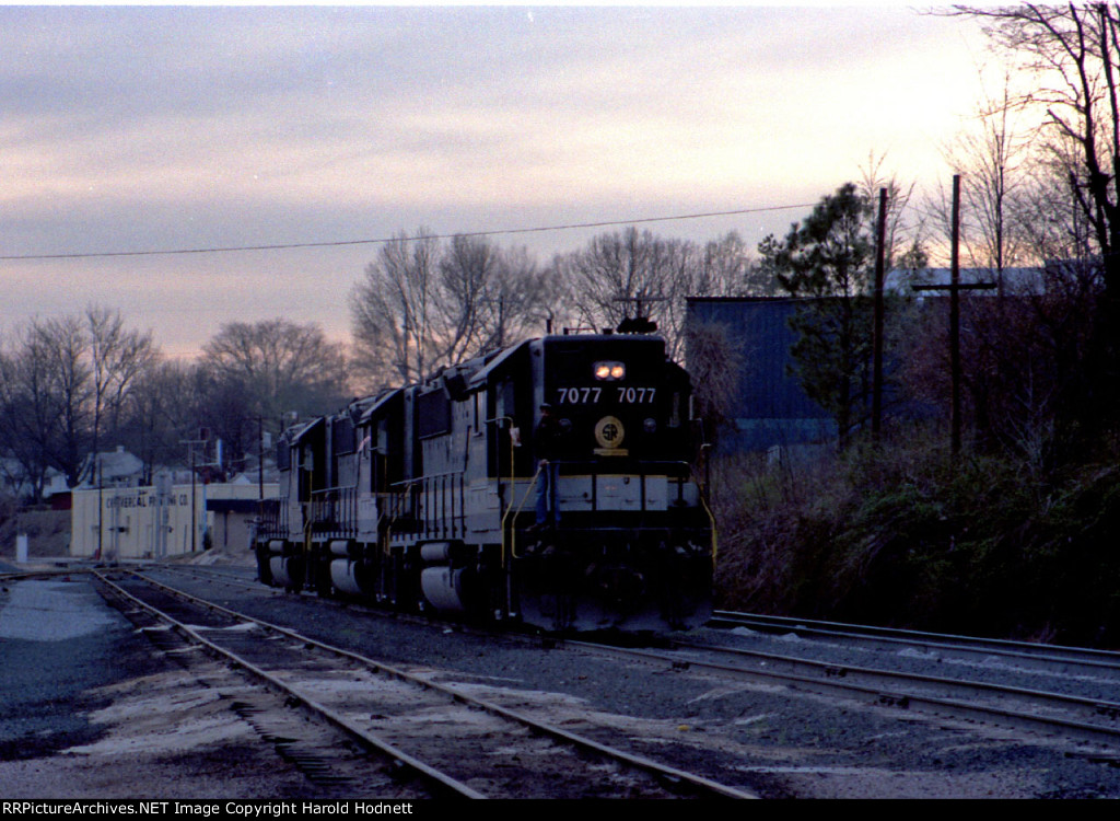 SOU 7077 leads two other GP50's towards the fuel racks late in the afternoon